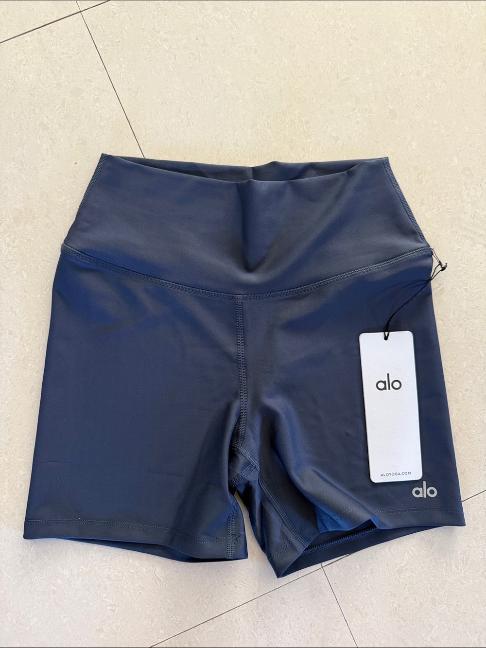 Alo 5” Airlift Energy Shot Navy - Medium NWT